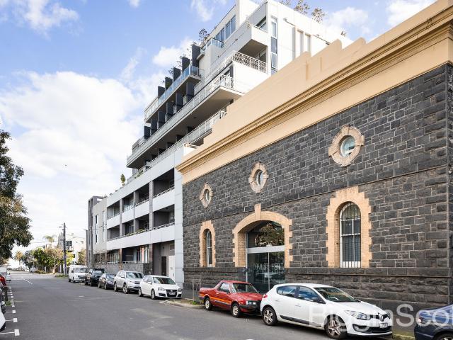 Stylish One Bedroom Apartment in Prime Port Melbourne Location!