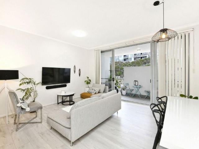 Stylish One Bedroom Courtyard Apartment