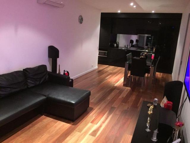 Stylish One Bedroom Docklands Apartment with Stunning City Views