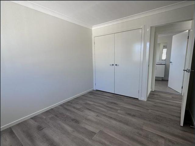 Stylish One Bedroom Flat with Spacious Kitchen and Balcony