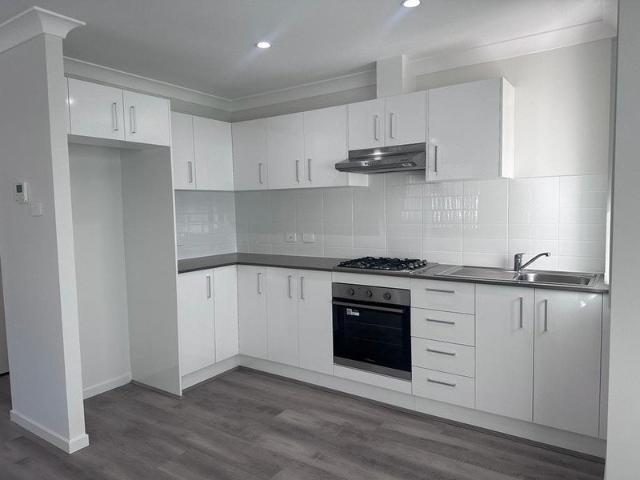 Stylish One Bedroom Flat with Spacious Kitchen and Balcony