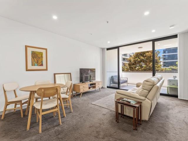 Stylish One Bedroom & Large Study in Wollongong CBD