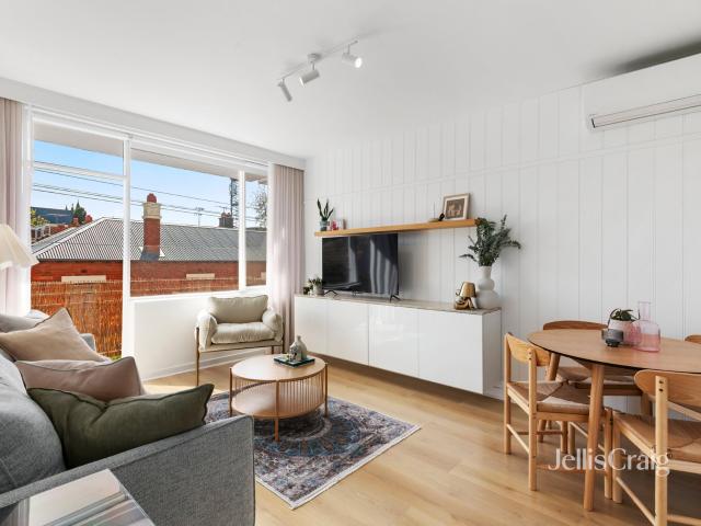 Stylish One Bedroom Living Adjacent to Toorak Park