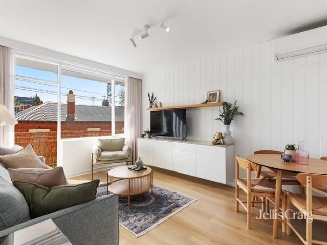 Stylish One Bedroom Living Adjacent to Toorak Park