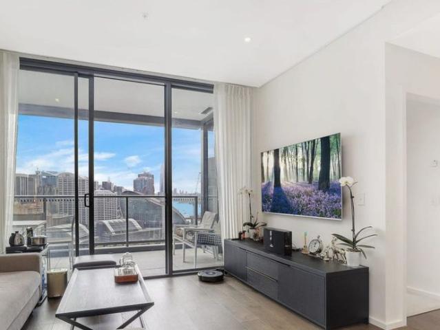 Stylish One Bedroom Plus Study Apartment with City Views – Darling One