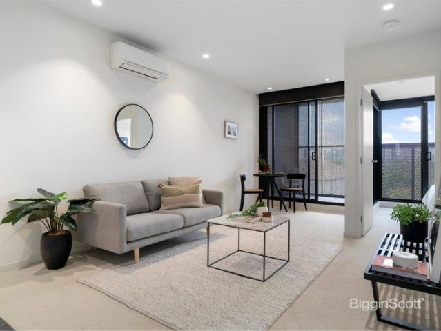 STYLISH ONE BEDROOM RETREAT WITH SWEEPING SKYLINE VIEWS
