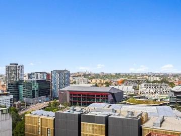 STYLISH ONE BEDROOM WITH CAR SPACE, DISTRICT VIEWS, PROMINENT CBD LOCATION