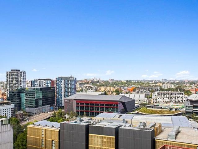 STYLISH ONE BEDROOM WITH CAR SPACE, DISTRICT VIEWS, PROMINENT CBD LOCATION