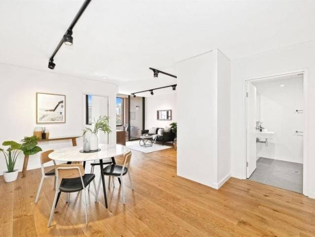 Stylish One Bedroom with Spacious Balcony & Parking
