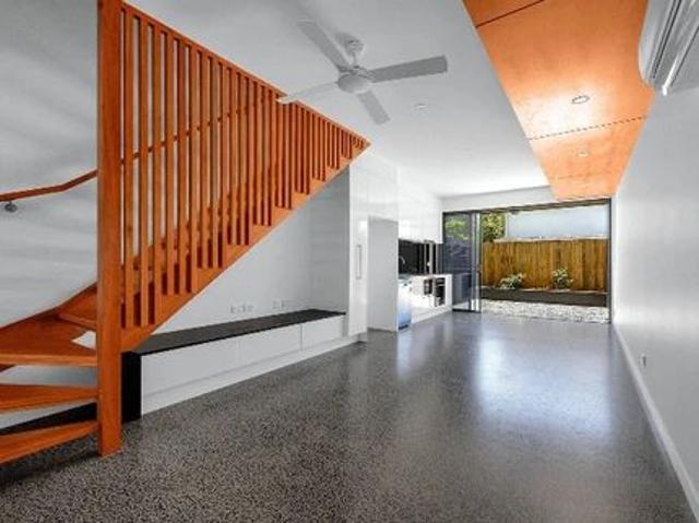 Stylish Open Plan Townhouse Air Conditioned & Low Maintenance