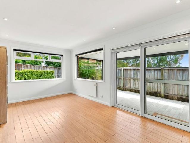 Stylish Open Plan Interiors Flowing to a Private Courtyard