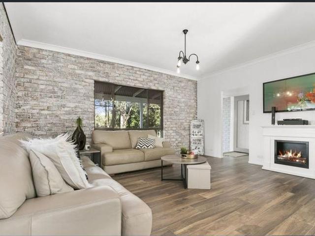 Stylish Acreage Living