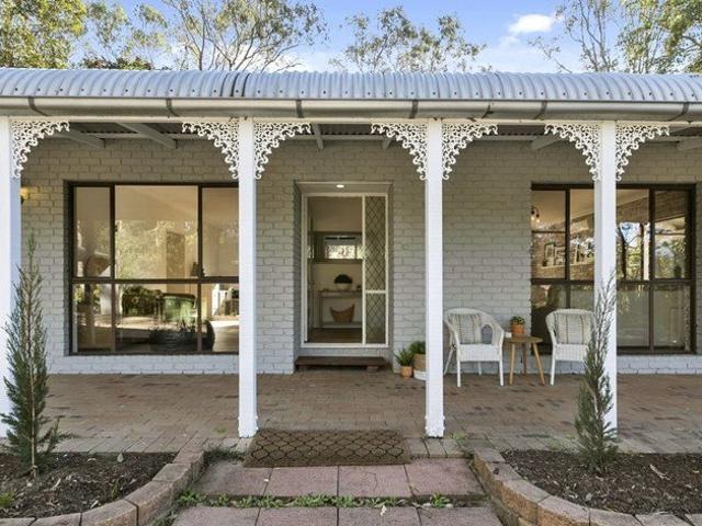 Stylish Acreage Living