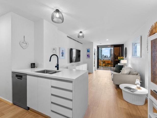 Stylish Allegra Apartment with Stunning Broadwater Views!