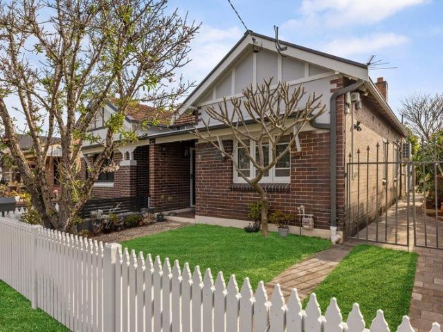 Stylish and versatile semi filled with sunshine