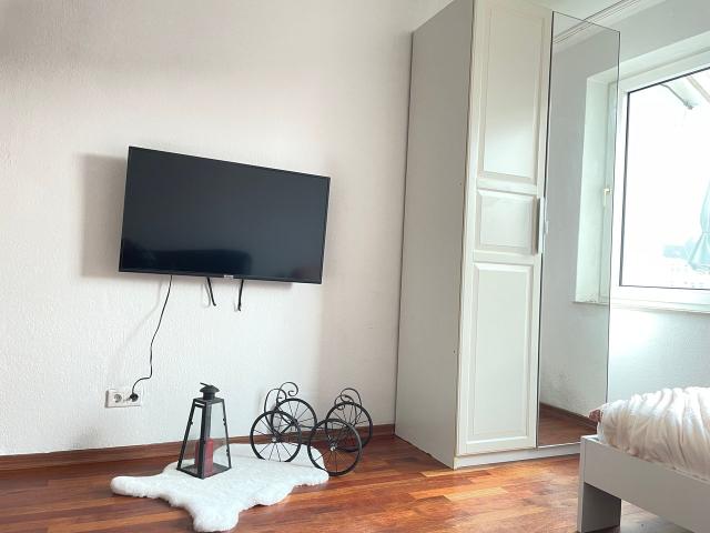 Stylish and comfortable 3 room apartment in Hanover, close to the city center, with balcony and excellent public transport connections, Hannover Amsterdam Apartments for Rent