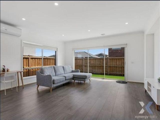 STYLISH AND CONTEMPORARY FAMILY HOUSE! FURNISHED