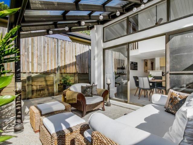 Stylish and connected garden townhouse in lakeside enclave