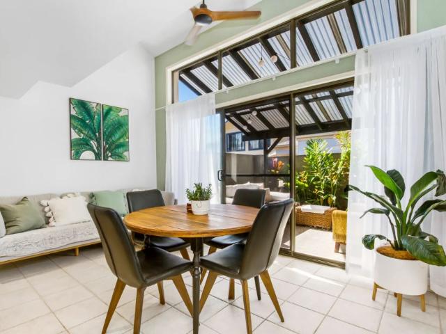 Stylish and connected garden townhouse in lakeside enclave