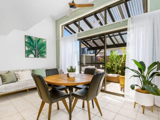Stylish and connected garden townhouse in lakeside enclave