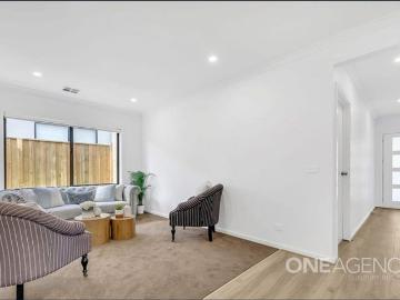 STYLISH AND MODERN LIVING IN MAPLESTONE!