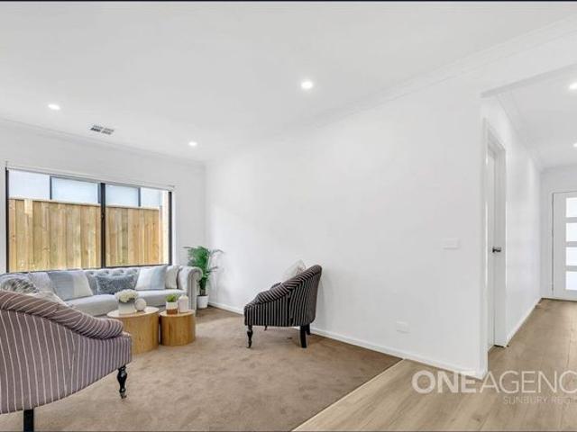 STYLISH AND MODERN LIVING IN MAPLESTONE!