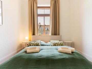 Stylish and spacious 4 room apartment in prime central location – fully furnished & move in ready