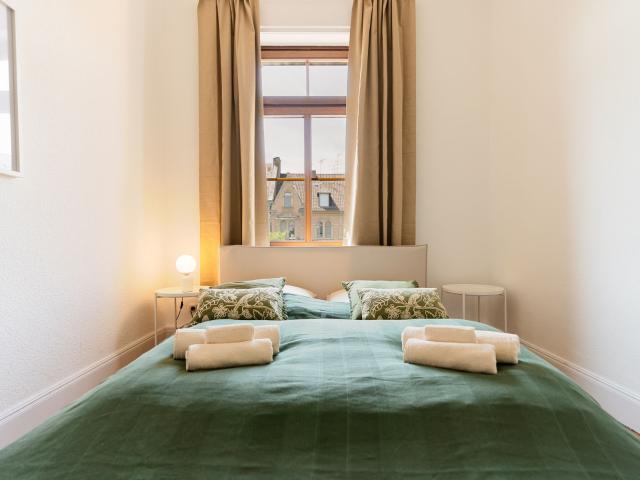 Stylish and spacious 4 room apartment in prime central location – fully furnished & move in ready