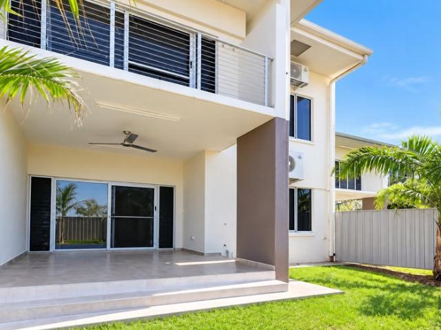Stylish and spacious townhouse!