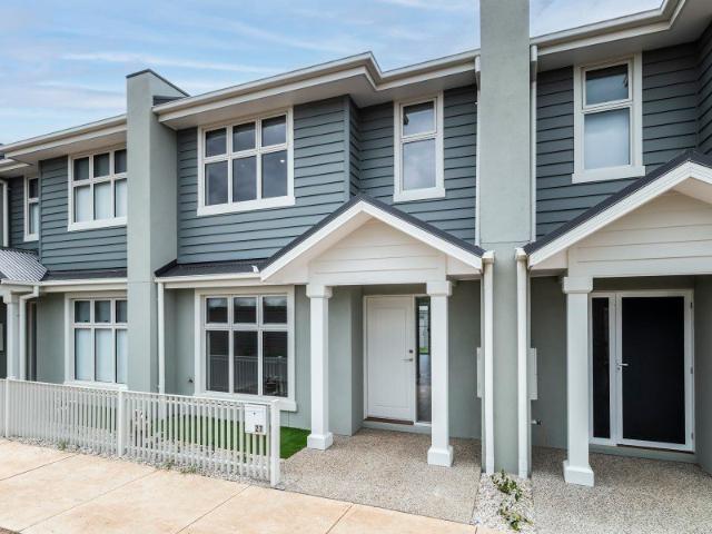 Stylish and Spacious Townhouse!
