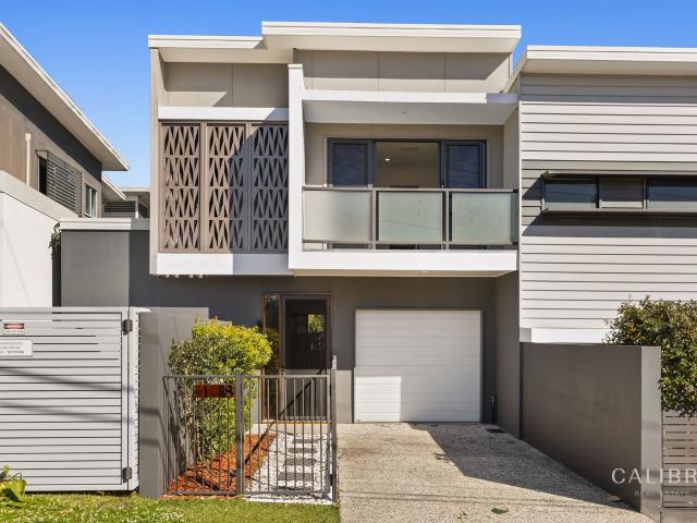 stylish and spacious carina townhome!