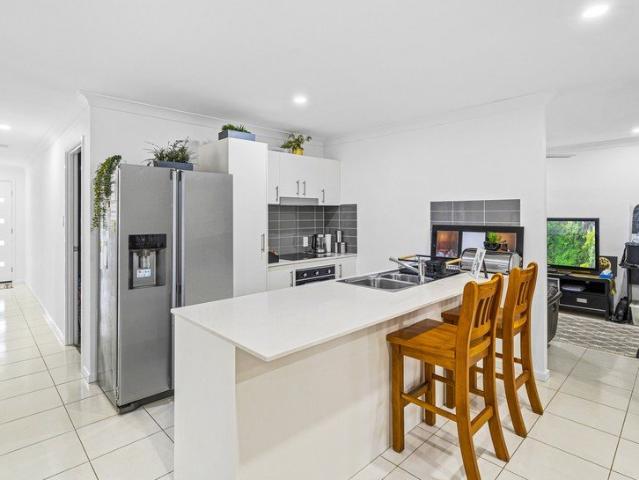 Stylish And Spacious Duplex in the Heart of Pimpama