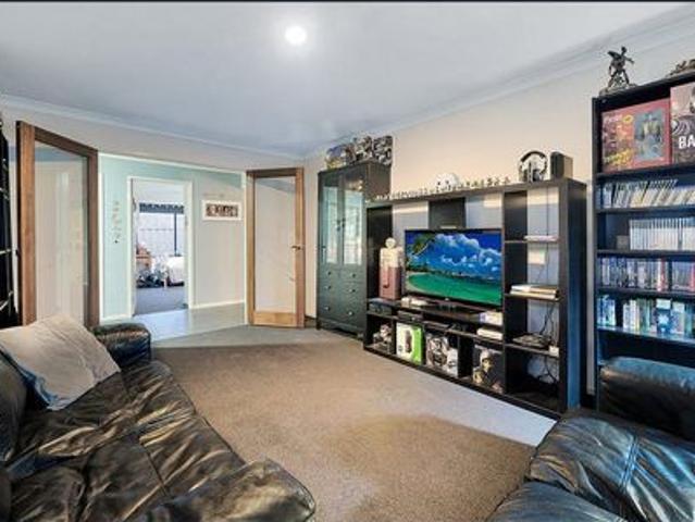 Stylish and Spacious Family Home with Solar in Cranbourne East