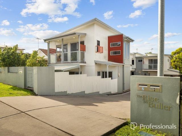 Stylish and Stand Alone, Low Maintenance Living in a Prime Everton Park Position