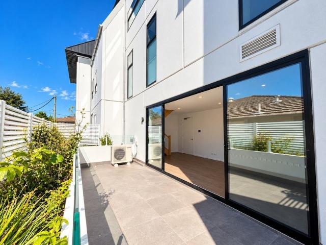 Stylish Apartment with North Facing Courtyard
