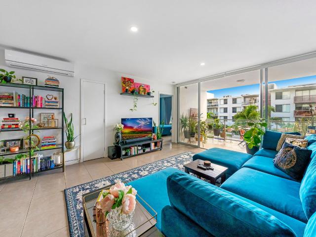 STYLISH APARTMENT WITH BALCONY OVERLOOKING THE POOL