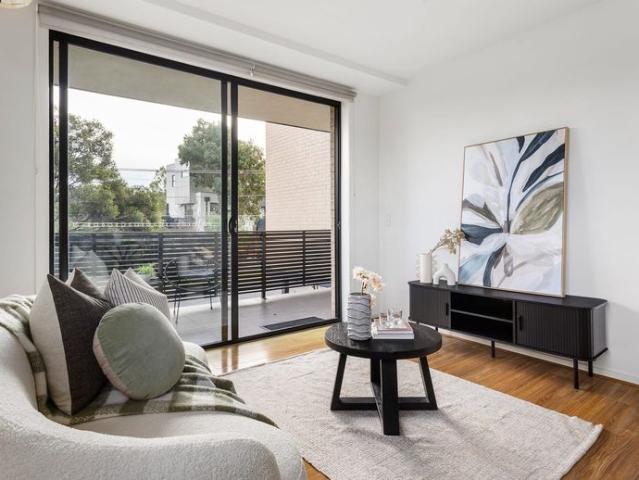 Stylish Apartment with Balcony & Parking