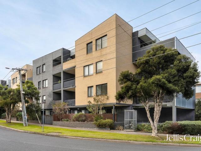 Stylish Apartment with Balcony & Parking