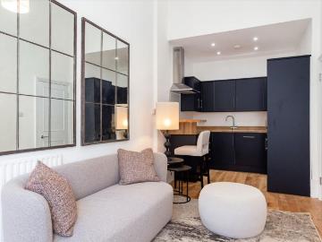 Stylish apartment with bright interiors in prime South Kensington setting