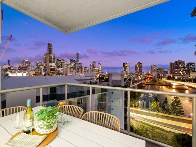Stylish Apartment with City Views & Exclusive Rooftop