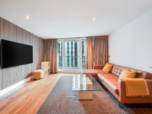 Stylish apartment with concierge, lift access and a generous open plan living space in a well regarded development