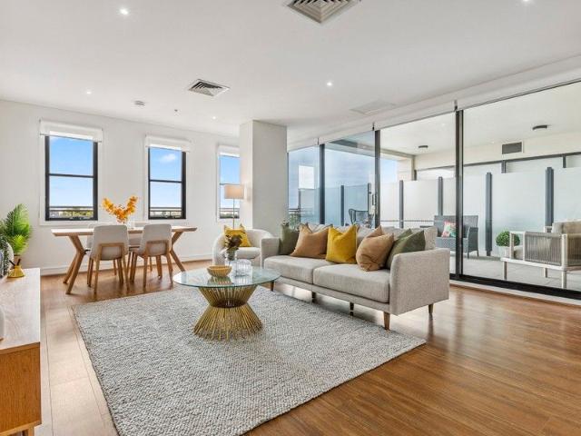 Stylish Apartment with Expansive Terrace and Modern Interiors