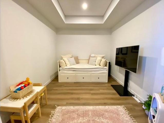 STYLISH APARTMENT WITH HIGH CEILINGS & GARAGE DIRECTLY BENEATH IN THORNTON ESTATE!