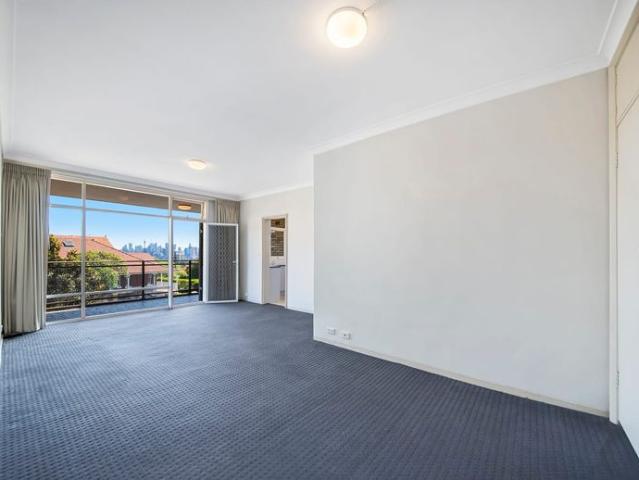 Stylish Apartment with Iconic Sydney Harbour & City Views