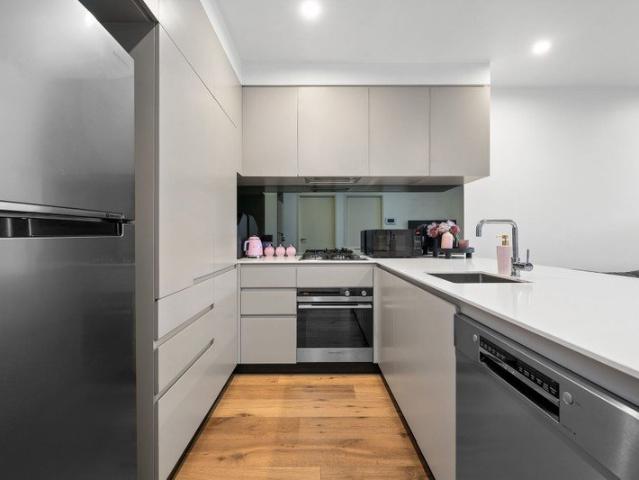 Stylish Apartment with Large Balcony & Study Nook