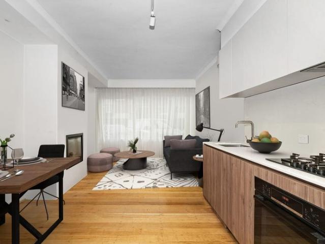 Stylish Apartment with Parking in Elwoods Golden Mile!