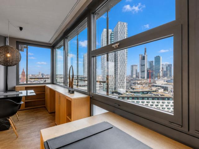 Stylish Apartment with Skyline Views & Balcony in Central Frankfurt!