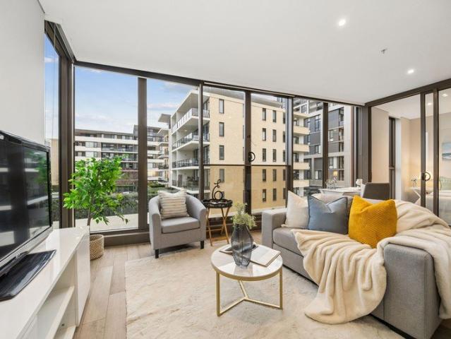 Stylish Apartment with Water Views & Wintergarden