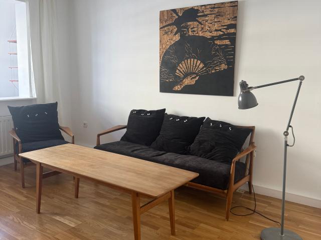 Stylish Apartment in Prime Location: Bright, Central & Excellently Connected
