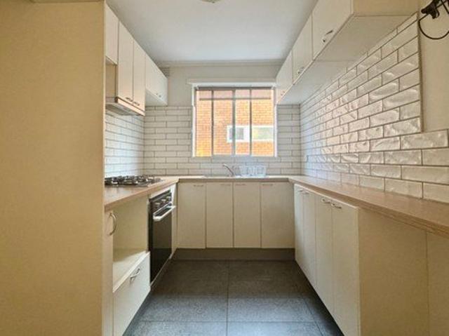 Stylish Apartment Living in Leafy Ripponlea